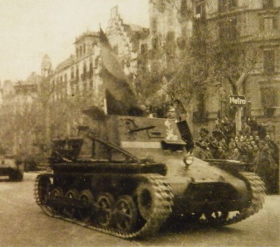 Panzerbefehlswagen_desfilant_a_Barcelona_1939.jpg